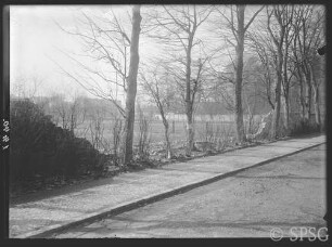 Potsdam, Park Sanssouci, Eingestürzte Mauer am Ökonomieweg.