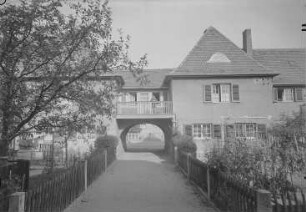 Hendrichstraße, Gartenseite mit Durchgang zur Straße, 1948