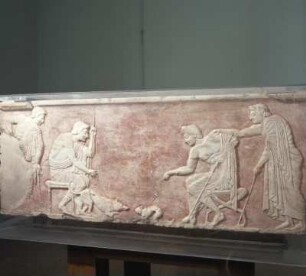 Athen, Archäologisches Nationalmuseum, 3476. Sog. Ballspielerbasis. Dreiseitig reliefierte Basis eines Kuros. Junge Adlige im Himation hetzen Hund und Katze, um 510 v. Chr.