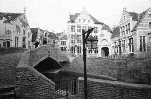 Brüssel: belgisches Dorf um 1900, Gasse, Brücke, Vordergrund Laterne