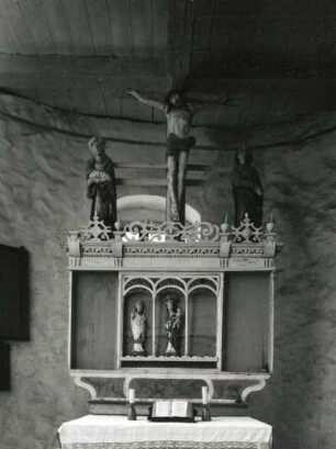 Kreuzigungsgruppe : Karbow-Vietlübbe. Dorfkirche. Altaraufsatz. Holz, geschnitzt, farbig gefaßt