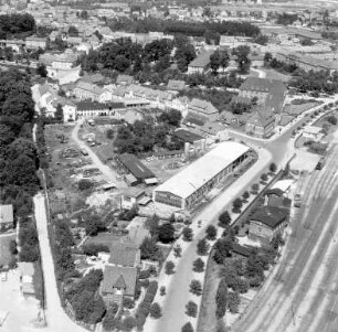 Machinenfabrik Lythall KG (Mommsenstraße): Luftbild des Betriebsgeländes: im Vordergrund rechts Bahnstrecke Hamburg-Lübeck sowie Einmündung der Bergstraße, links Straße Sülzberg, im Hintergrund Finanzamt und Kreisverwaltung