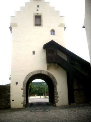 Stadtbefestigung - Stadttor (oberes Maintor)-Ansicht von Westen mit Durchfahrt über Stadtseite