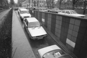 Dichter Autoverkehr in der Karlsruher Innenstadt am verkaufsoffenen "langen" Samstag
