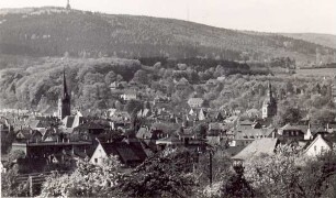 Blick über Detmold zum Hermannsdenkmal. Detmold. im Vordergrund die Türme dr Erlöserkirche und der Martin-Luther-Kirche; rechts vom Hermannsdenkmal der Mast des Senders Bielstein