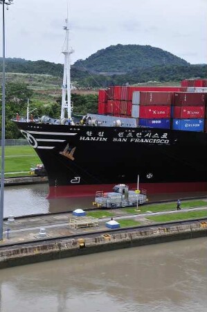 Miraflores-Kanalschleuse mit Containerschiff : Am 80 km langen Panama-Kanal vom Atlantik zum Pazifik können Besucher in der Miraflores-Schleuse die Durchfahrt großer Containerschiffe beobachten. Aufgenommen am 15. September 2011