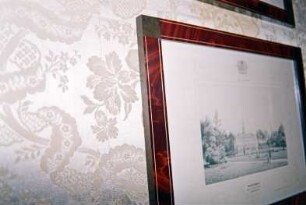 Schloss Ahrensburg: Innenansicht: Kabinett: Detailaufnahme: Wandbespannung, daran Radierung in Rahmen, Motiv [Schloss] Wandsbeck: August 1994