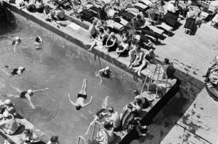 Bordleben auf dem Passagierschiff "Milwaukee". Schwimmbecken mit Badenden