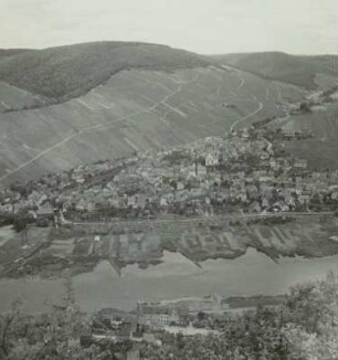 Enkirch, Ortsansicht über die Mosel