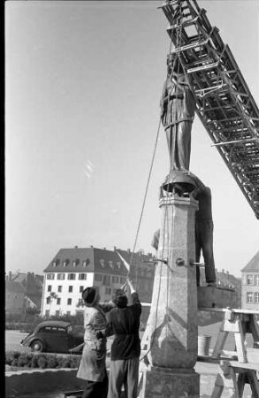 Freiburg i. Br.: Marienbrunnen vor der Herz-Jesu-Kirche, Bronzefigur wird auf Sockel gesetzt