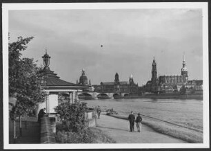 Dresden, Elbe : Blick vom Garten des Japanischen Palais am Neustädter Elbufer nach Südosten gegen die Silhouette der Dresdner Altstadt