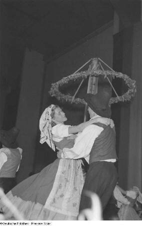 Tanzendes Paar in Tracht bei einer Veranstaltung zum Gedenken an die Völkerschlacht, im Hintergrund ein Maibaum