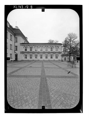 Berlin-Köpenick. Schloß (1677-1681; R. v. Langerfeld). Seitentrakt über den Schloßhof von Südwest