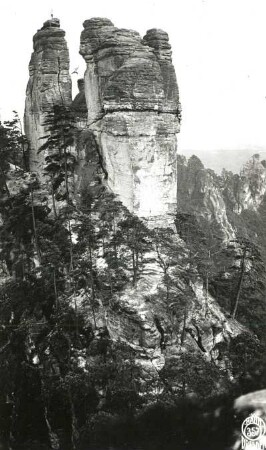 Sächsische Schweiz, Rathener Gebiet. Lokomotive. Karl Ullrich beim Sprung zur Pfeife. Blick nach Südost zum Maiturm
