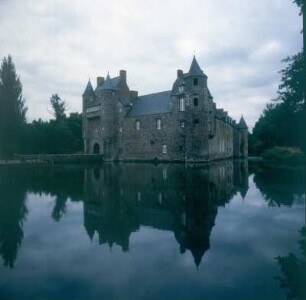 Bretagne. Wasserschloß im Wald von Paimont
