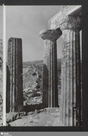 Agrigent. Säulen vom Peripteros des sogenannten Tempels der Juno Lacinia. Blick gegen Westen, auf die antike Stadtmauer und den Concordia-Tempel