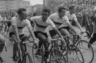 Radsportler auf einer Parade anlässlich des II. Deutschen Turn- und Sportfestes