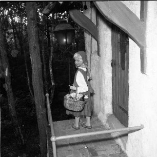 Niederlande. Kaatsheuvel, Europalaan 1. De Efteling, Freizeitpark mit Märchenwald. Rotkäppchen vor dem Hauseingang