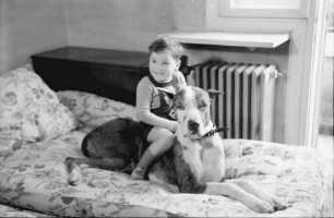 Bukarest: Haus des + Schriftleiters Wilhelm Müller, Junge mit Hund