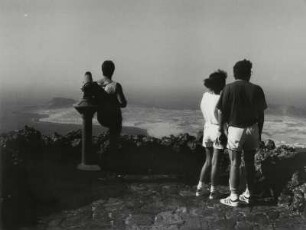 Touristen beim Mirador del Rio des Architekten Cesar Manrique auf Lanzarote