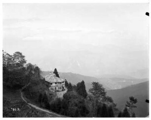 Darjeeling, Indien. Blick über Bergwelt mit Häusern
