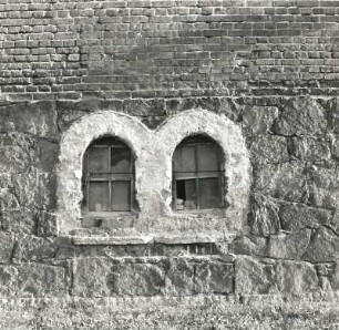 Taucha-Dewitz, An den Höfen 14. Vierseithof (1886/1900). Stallgebäude. Fensterpaar