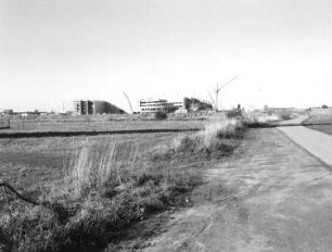 Dresden-Wilschdorf. Baustelle des Mikroelektronikkonzern Advanced Micro Devices (AMD). Blick Richtung Boxdorf
