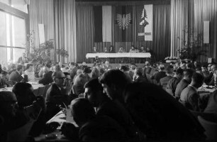 Hinterzarten: Saal mit Vorstandstisch und Bühne
