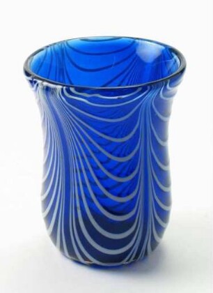 Vase mit Fadenauflagenmuster