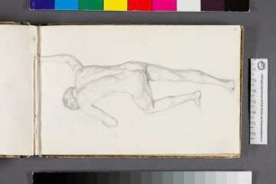 Studie eines Mannes mit erhobenem Stab und einem erhöhtem Bein von hinten