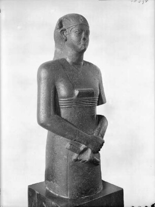 Statue eines Pharao im Schreiberkostüm