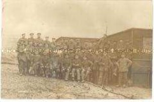 Soldaten vor einer Baracke