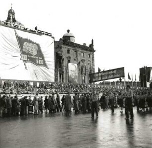 Berlin. Demonstration anläßlich des III. Parteitages der SED auf dem Schloßplatz (Marx-Engel-Platz). Juli 1950