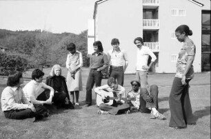 Freiburg: Gruppe internationaler Studenten im Hof der Thomas Morus Burse