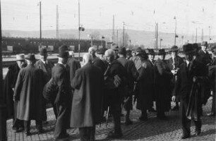 Gruppe am Bahnsteig : Eine Gruppe von Männern an einem Bahnsteig, vermutlich in Naumburg