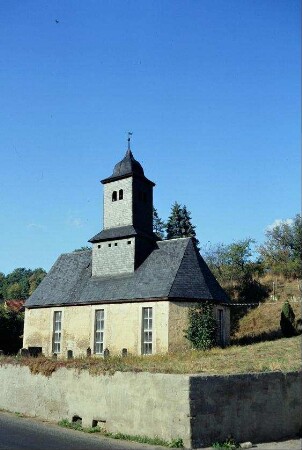 Dorfkirche von Südost, Kirchofsmauer