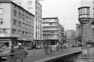 Pforzheim: ein Geschäftshaus mit der Enzbrücke im Vordergrund