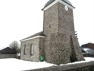 Kirche von Nordwesten - Kirchturm im Kern Romanisch-gebuste Strebepfeiler Gotisch-einstige Wehrplattform 1792 durch Haubdendach ersetzt-Kirchhof im 18 Jh aufgelassen und Kirchhofmauer abgetragen
