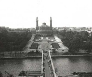 Paris. Blick vom Eiffelturm über seine und Pont d'Iéna zum Palais du Trocadero