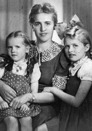 Triebischtal-Garsebach. Gerda Muck mit ihren Töchtern Rita und Giesela?