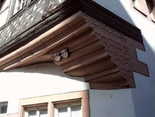 Stadtbild-Schmiedgasse - Haus im Nordwesten mit vorkragendem Fachwerk-Obergeschoß auf ornamentierter Staffelkonsolde mit Jahr 1597 und Wappenschilden