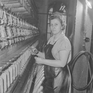 Flachsspinnerei Hainitz: Preuss : Hainitz. VEB Flachsspinnerei Hainitz. Portrait einer Mitarbeiterin in der Produktionshalle