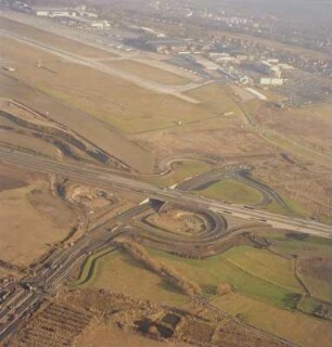 Autobahn A4 über Altwilschdorfer Straße/Moritzburger Weg und Flughafengelände Dresden-Klotzsche