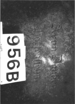 Grabstein 956 (Index: 99899481) Material: Sandstein Zustand: Vorderseite gut erhalten Maße HxBxT: 178x64x39 cm Beschreibung: aufgesockelte Stele mit Verdachung, über der Inschrift Spitzbogenfries Symbolik: Spitzbogenfries: Grabstein 956B