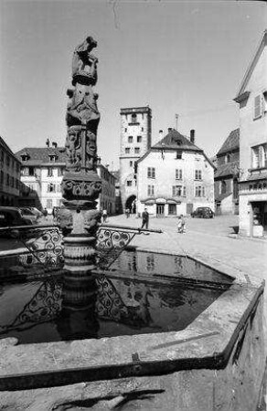 Rappoltsweiler, Ribeauvillé: Marktplatz mit Metzgerturm, Vordergrund Brunnen