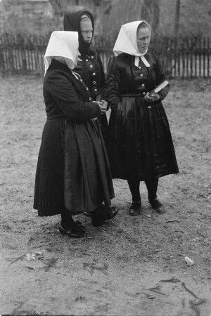 Frauen in Schleifer Kirchgangstracht in Schleife. : Žony w Slepjanskej kemšacej drasće w Slepom.