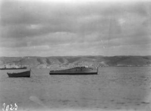 Boote : Boote ankern vor dem Hafen