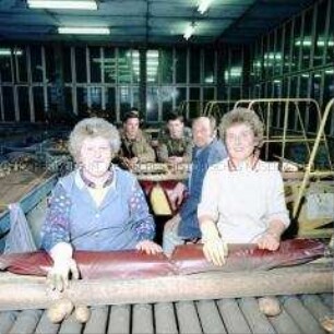 Arbeiterinnen an der Kartoffelsortiermaschine der LPG Neuholland (Kr. Oranienburg)