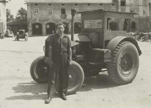 MAS Barnitz. Traktorist Adam Staub mit Traktor im Hof des ehemaligen Rittergutes