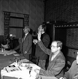 Kreisjägerschaft Stormarn e.V.: Rohlfshagen/Kupfermühle: Gastwirtschaft "Kupfermühle": Saal: Podium mit Gremienmitgliedern: Kreisjägerschaftsvorsitzender Hans Bünning, Bargteheide, stellvertretender Vorsitzender Richter, Schatzmeister Hans-Heinrich Kock